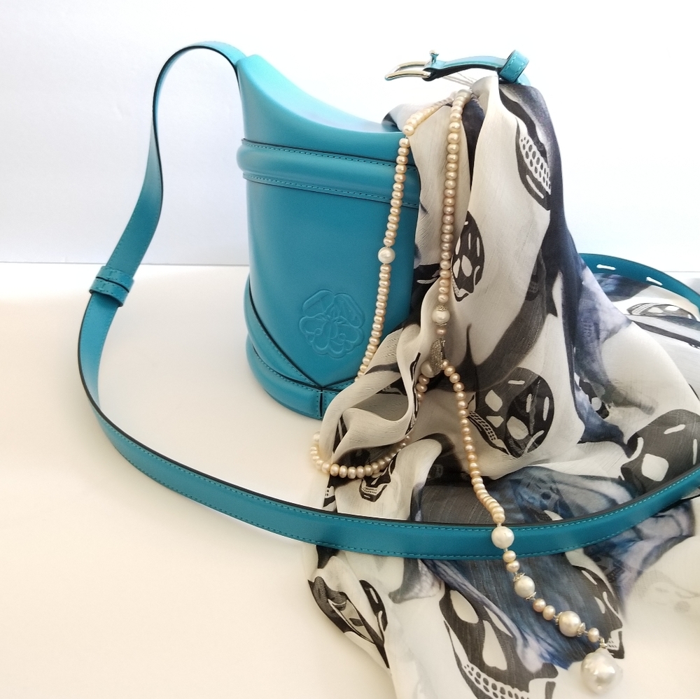 Alexander McQueen The Curve Medium Leather Bucket Bag Azure - Picture 8 of 8